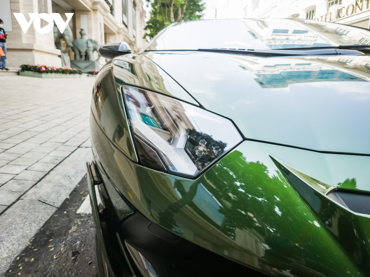 Cận cảnh Lamborghini Aventador SVJ màu độc trên phố Sài Gòn - ảnh 5