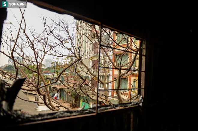 Vụ bé gái mắc kẹt trong ngôi nhà cháy ở Hà Nội: Anh thợ sửa điều hòa có đôi mắt cười kể về cảm giác “không thể nào tả được” bên khung cửa sổ sinh-tử - ảnh 7