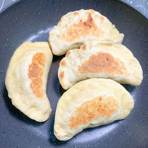 Gợi ý cách làm món bánh ăn sáng bằng chảo: Ngoài mềm mịn, trong nhân trứng bổ dưỡng - ảnh 6