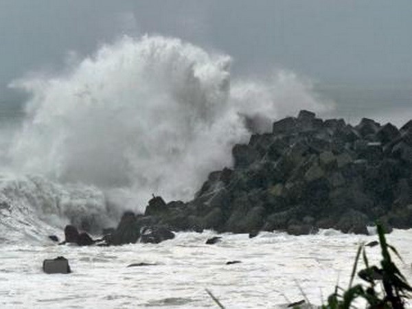 ​Sóng thần ập vào bờ biển Tonga sau vụ phun trào núi lửa - ảnh 1