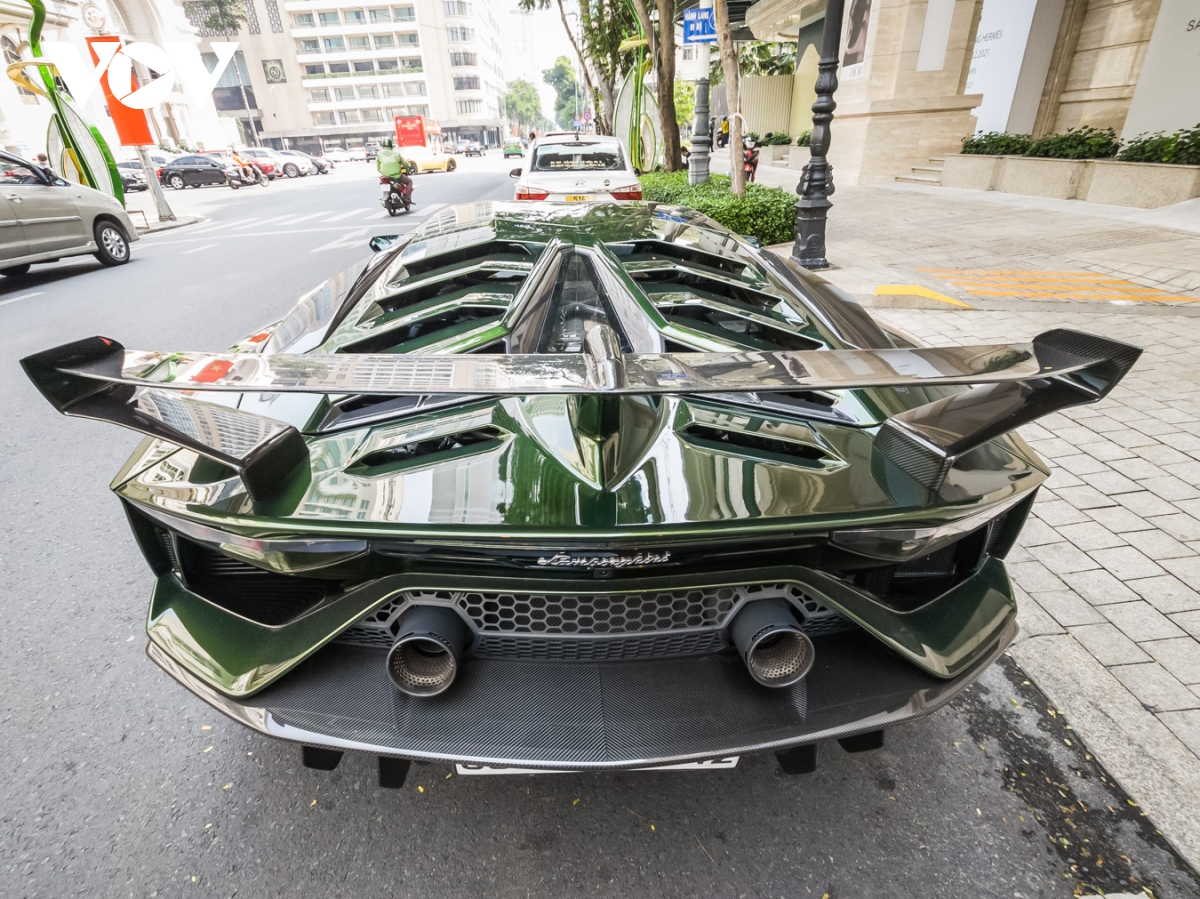 Cận cảnh Lamborghini Aventador SVJ màu độc trên phố Sài Gòn - ảnh 7