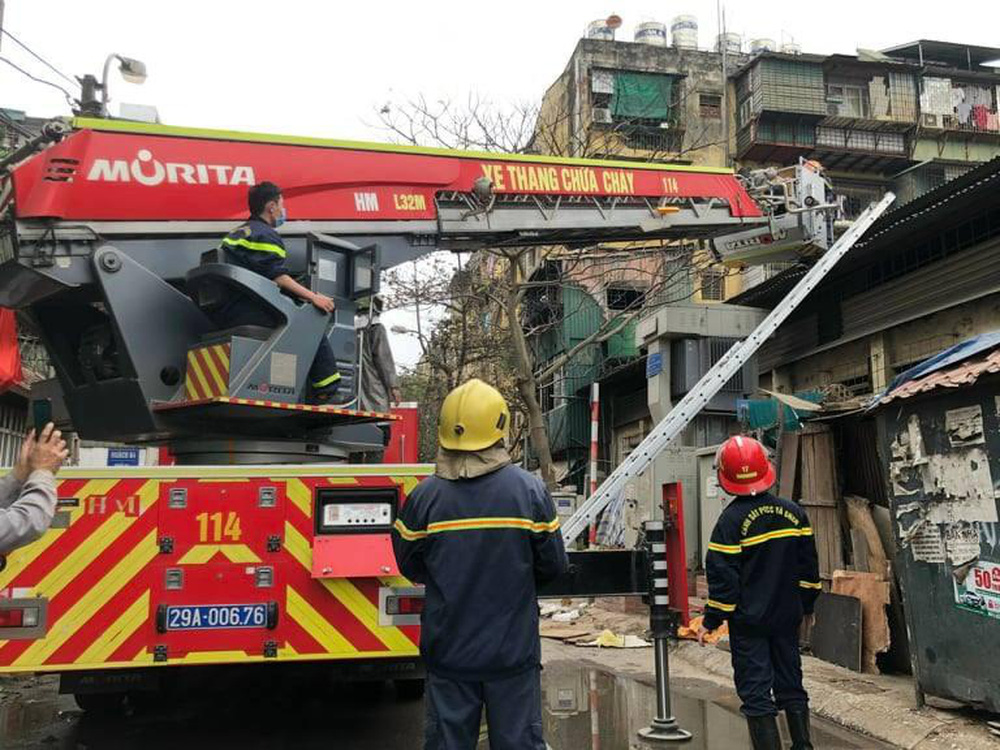 Từ vụ bé gái được cứu thoát trong vụ cháy nhà ở quận Hoàng Mai: Một số kỹ năng thoát hiểm cần trang bị - ảnh 2
