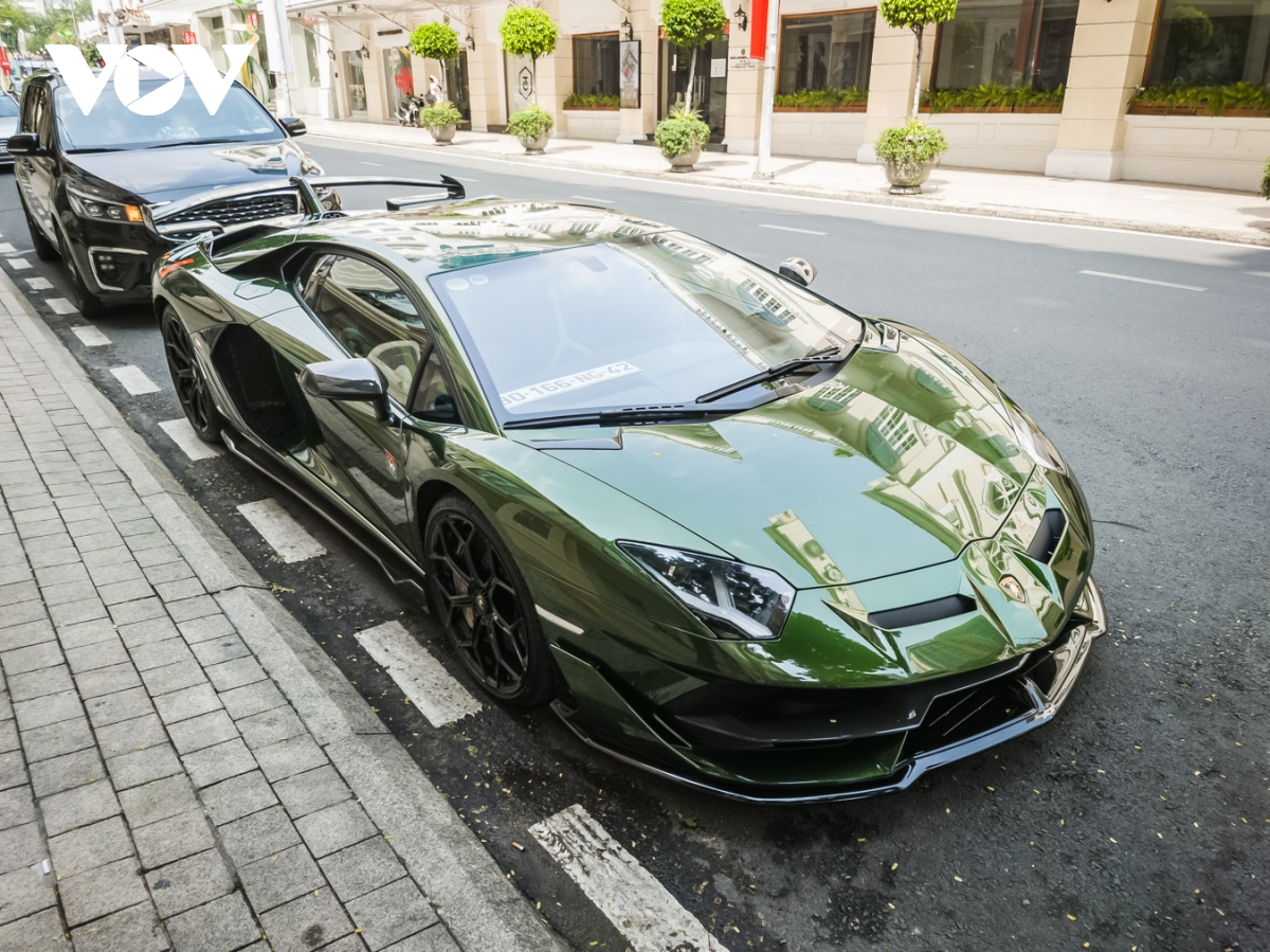 Cận cảnh Lamborghini Aventador SVJ màu độc trên phố Sài Gòn - ảnh 1