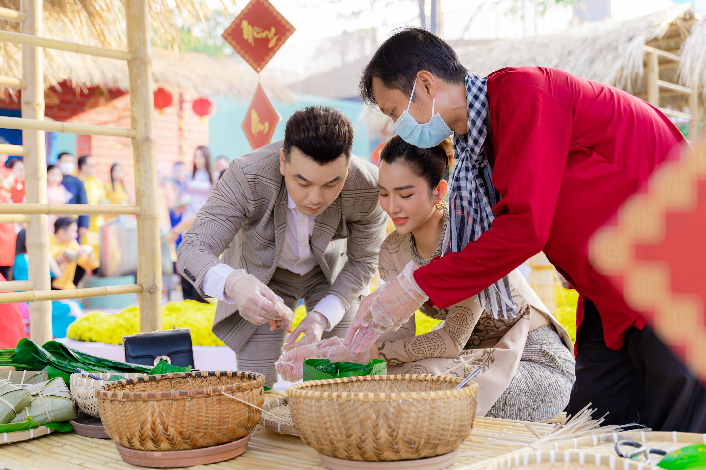 Gia đình Ưng Hoàng Phúc rạng rỡ gói bánh chưng tại Hội Hoa Xuân 2022 - ảnh 3