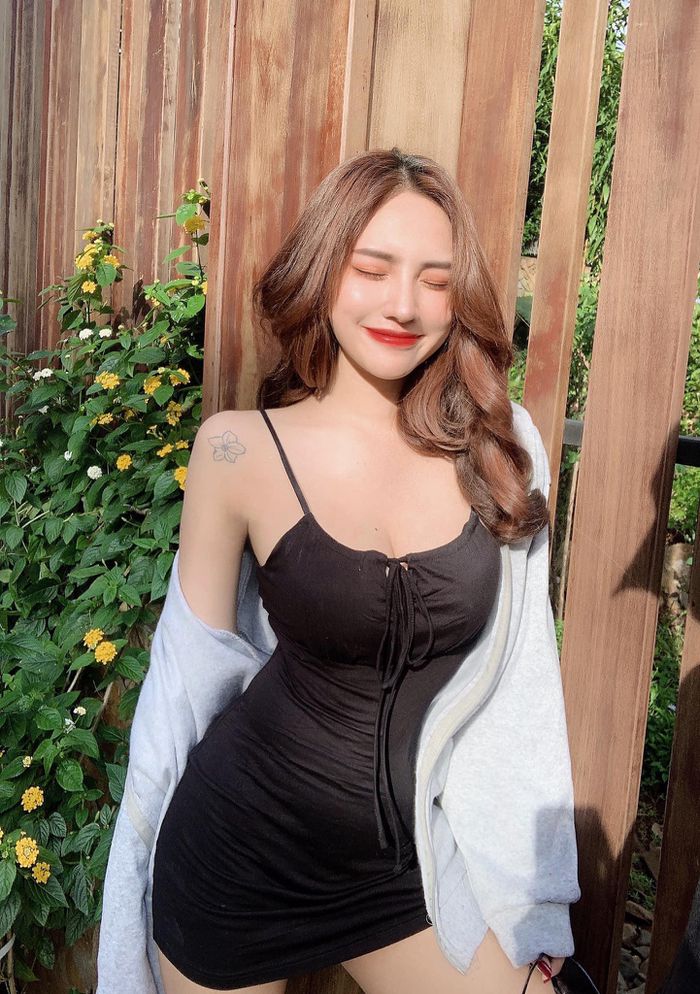 Hot girl Instagram Việt đẹp lạ, chỉ mặc gợi cảm khi chụp hình - ảnh 2