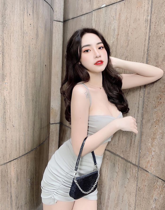 Hot girl Instagram Việt đẹp lạ, chỉ mặc gợi cảm khi chụp hình - ảnh 10