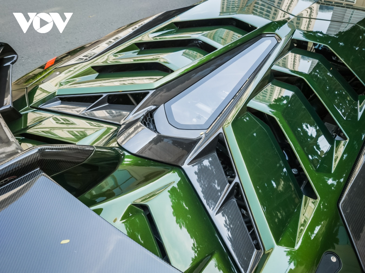 Cận cảnh Lamborghini Aventador SVJ màu độc trên phố Sài Gòn - ảnh 11