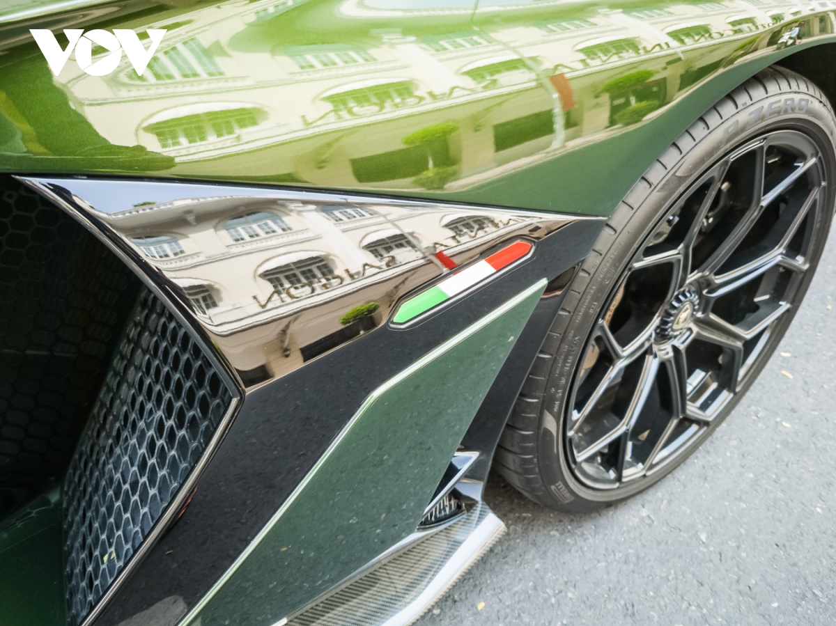 Cận cảnh Lamborghini Aventador SVJ màu độc trên phố Sài Gòn - ảnh 13