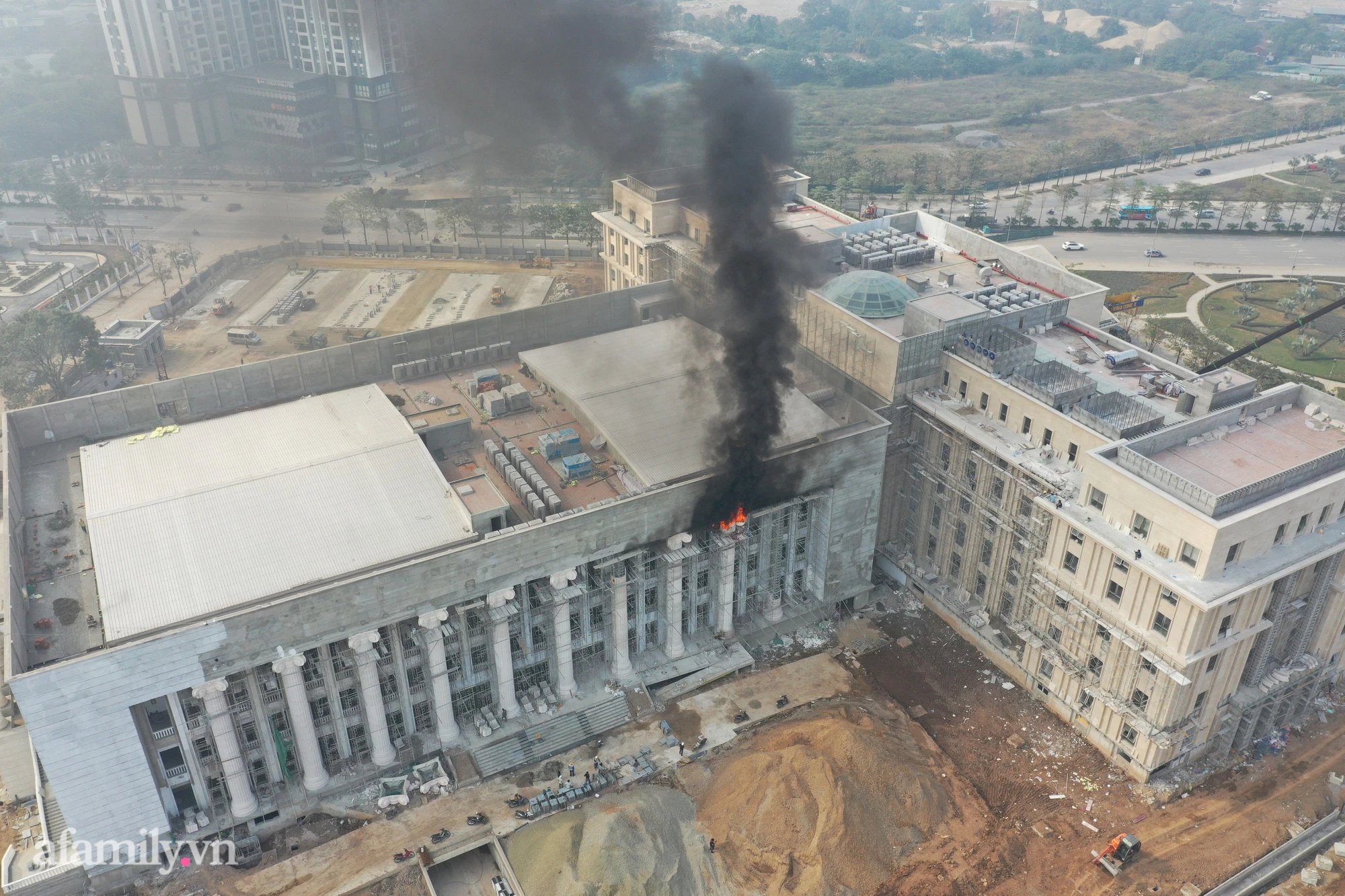 NÓNG: Cháy lớn tại trụ sở Tòa án Nhân dân TP Hà Nội đang xây dựng - ảnh 1