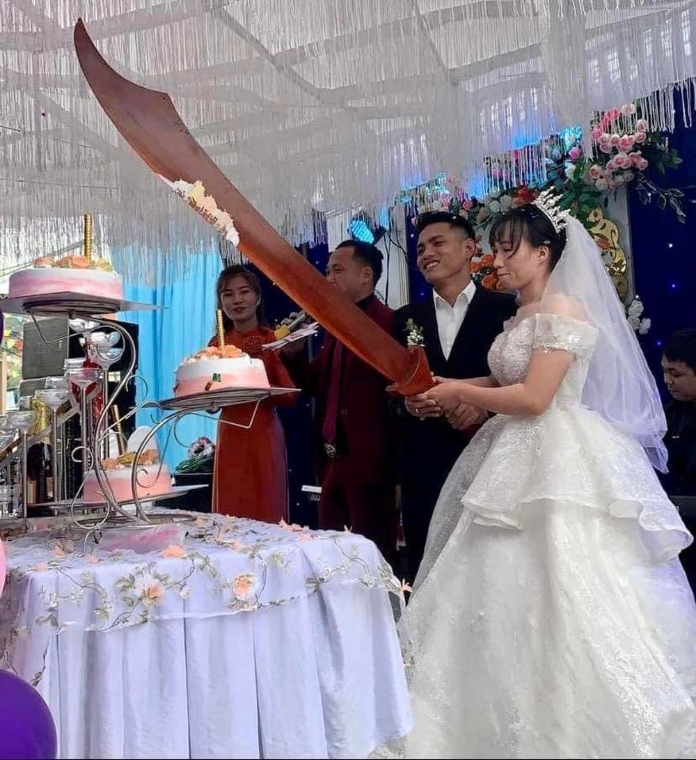 Độc lạ cô dâu chú rể vác ''đao khổng lồ'' cắt bánh cưới ở Nghệ An - ảnh 3