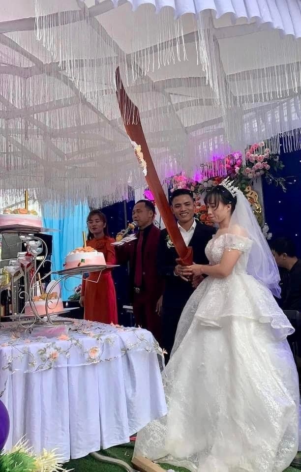 Độc lạ cô dâu chú rể vác ''đao khổng lồ'' cắt bánh cưới ở Nghệ An - ảnh 4