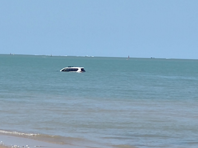 ‘Xe chủ tịch’ Toyota Land Cruiser mắc kẹt ở bãi biển, bị thuỷ chiều nhấn chìm - ảnh 3