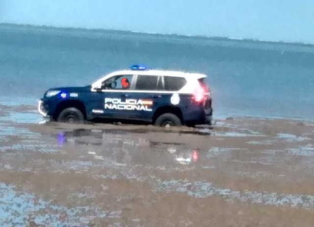 ‘Xe chủ tịch’ Toyota Land Cruiser mắc kẹt ở bãi biển, bị thuỷ chiều nhấn chìm - ảnh 1