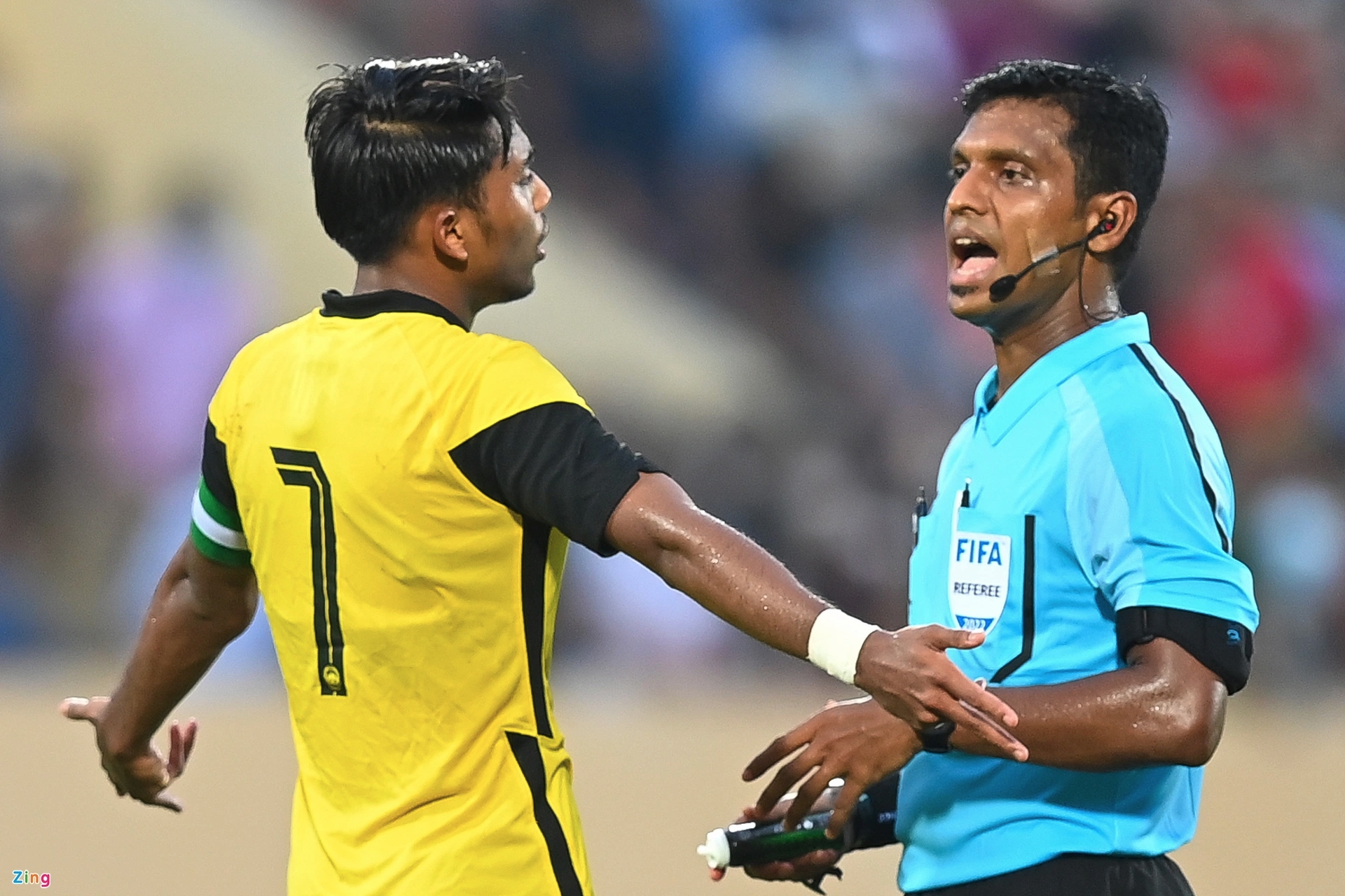 U23 Singapore - Malaysia tranh cãi nảy lửa trên sân Thiên Trường - ảnh 3