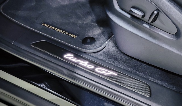 Nghe thử ống xả hàng hiệu tự đổi màu lần đầu có trên Porsche Cayenne Turbo GT giá 13 tỷ đồng tại Việt Nam - ảnh 13