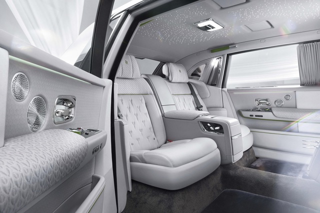 Rolls-Royce Phantom 2023 ra mắt: Tản nhiệt phát sáng, nhiều tùy chọn mới cho giới siêu giàu - ảnh 10