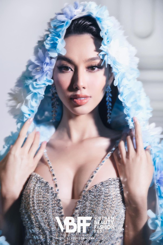 Mặc lại váy của Hoa hậu Thuỳ Tiên, người đẹp chuyển giới Đỗ Nhật Hà khoe vòng 1 nóng bỏng - ảnh 3