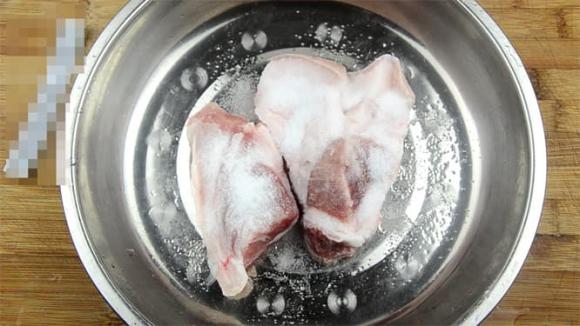 Ngâm thịt ngay trong nước khi rã đông là một sai lầm lớn! Đầu bếp hướng dẫn bạn mẹo rã đông thịt sạch và khử mùi tanh - ảnh 3