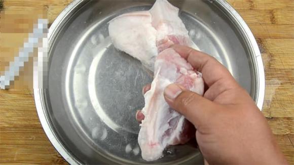 Ngâm thịt ngay trong nước khi rã đông là một sai lầm lớn! Đầu bếp hướng dẫn bạn mẹo rã đông thịt sạch và khử mùi tanh - ảnh 6