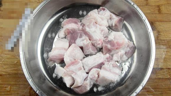 Ngâm thịt ngay trong nước khi rã đông là một sai lầm lớn! Đầu bếp hướng dẫn bạn mẹo rã đông thịt sạch và khử mùi tanh - ảnh 8