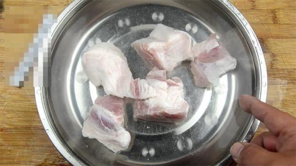 Ngâm thịt ngay trong nước khi rã đông là một sai lầm lớn! Đầu bếp hướng dẫn bạn mẹo rã đông thịt sạch và khử mùi tanh - ảnh 7