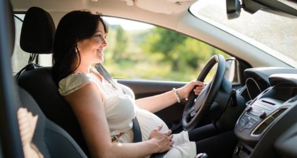 Phụ nữ mang thai có phải thắt dây an toàn khi lái xe? Thắt dây an toàn thế nào để không ảnh hưởng thai nhi? - ảnh 6