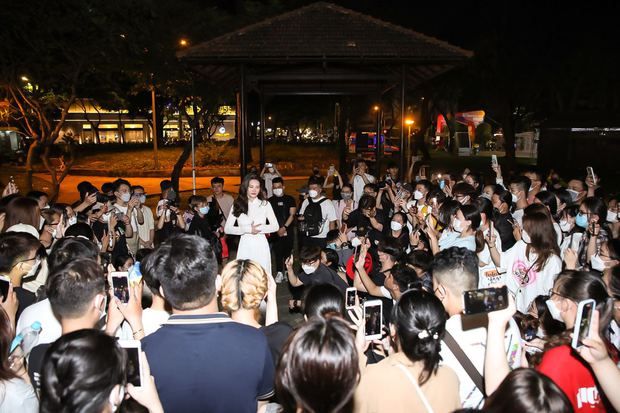 Sau khi Đông Nhi xin lỗi: Lượng nhỏ FC vẫn tới cổ vũ, idol lẫn fan ôm nhau bật khóc - ảnh 8