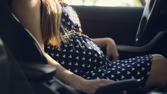 Phụ nữ mang thai có phải thắt dây an toàn khi lái xe? Thắt dây an toàn thế nào để không ảnh hưởng thai nhi? - ảnh 4