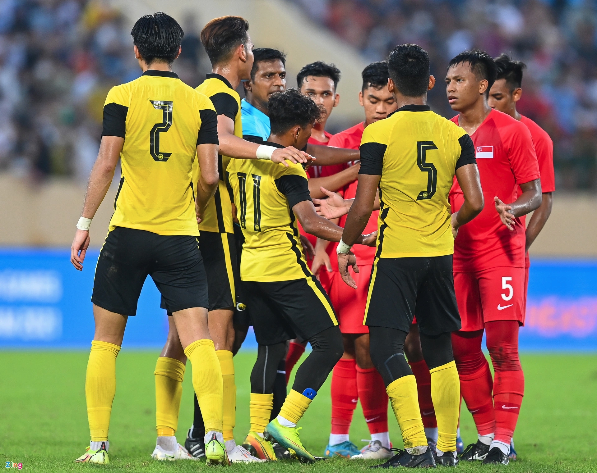 U23 Singapore - Malaysia tranh cãi nảy lửa trên sân Thiên Trường - ảnh 2