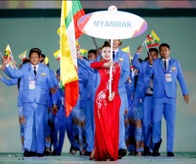 Cầm biển tên diễu hành SEA Games 31, diễn viên Hoàng Mai Anh được các VĐV Myanmar cổ vũ nhiệt tình - ảnh 3