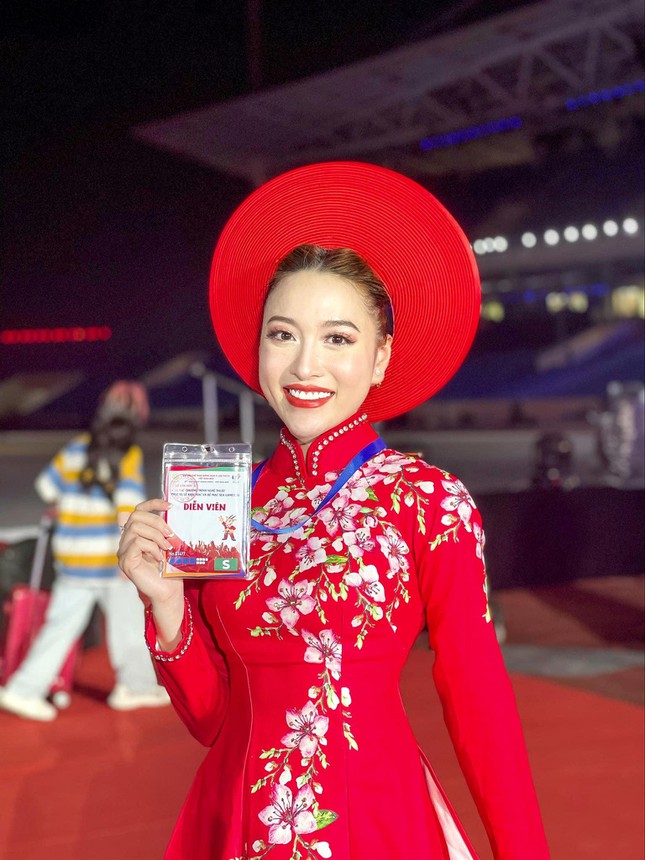 Cầm biển tên diễu hành SEA Games 31, diễn viên Hoàng Mai Anh được các VĐV Myanmar cổ vũ nhiệt tình - ảnh 1