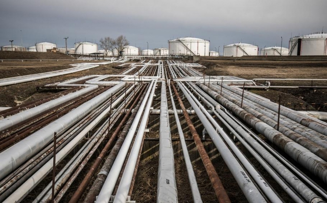 Cuộc chiến dầu mỏ giữa Nga và EU: Ai sẽ là “gà”? - ảnh 1