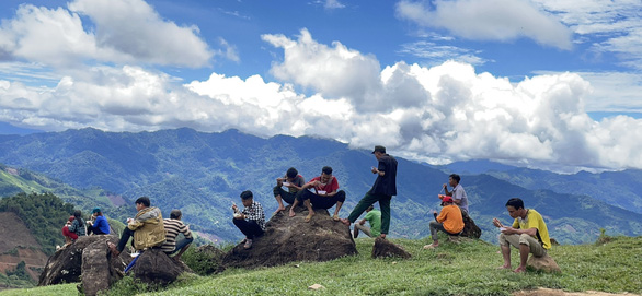 Quảng Nam: Hàng trăm người gùi từng viên gạch lên núi xây trường Tắk Pổ - ảnh 8