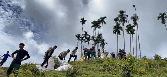 Quảng Nam: Hàng trăm người gùi từng viên gạch lên núi xây trường Tắk Pổ - ảnh 1