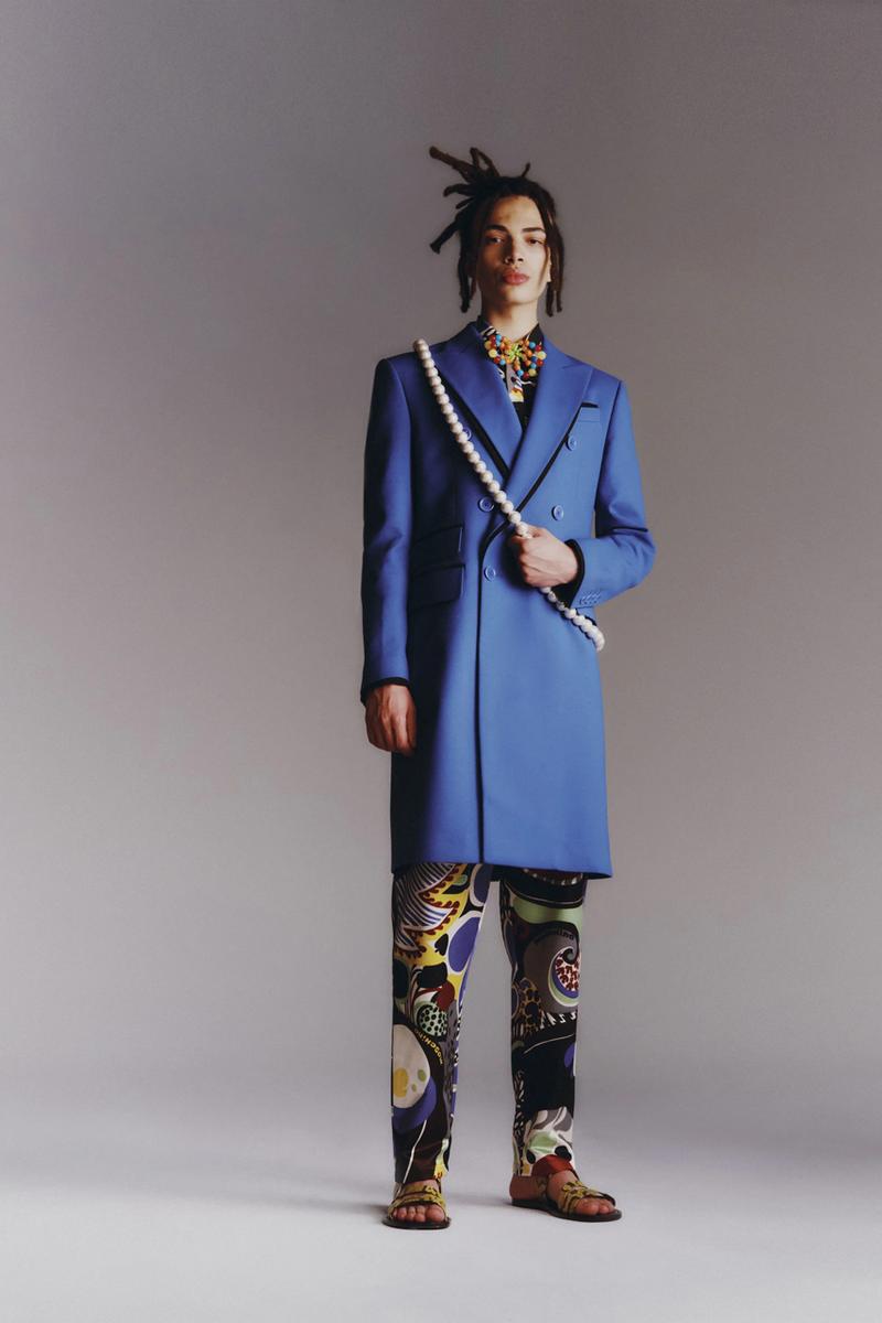 Moschino mang phong cách thập niên 70 vào bộ sưu tập Resort 2023 - ảnh 1