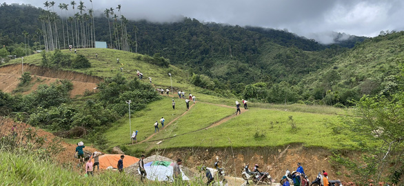 Quảng Nam: Hàng trăm người gùi từng viên gạch lên núi xây trường Tắk Pổ - ảnh 2