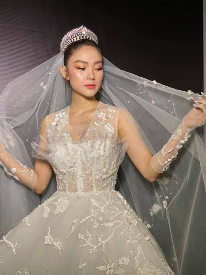 Minh Hằng lại đi thử váy cưới, diện mạo nàng dâu tháng 6 trông ra sao? - ảnh 9