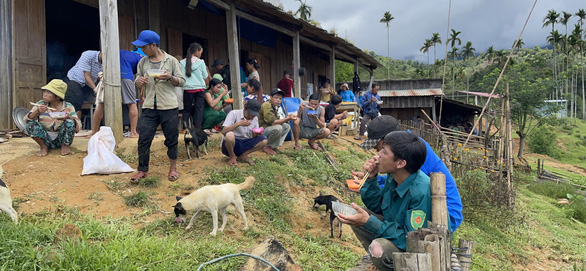 Quảng Nam: Hàng trăm người gùi từng viên gạch lên núi xây trường Tắk Pổ - ảnh 4