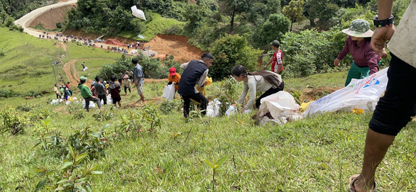 Quảng Nam: Hàng trăm người gùi từng viên gạch lên núi xây trường Tắk Pổ - ảnh 7
