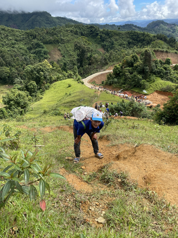Quảng Nam: Hàng trăm người gùi từng viên gạch lên núi xây trường Tắk Pổ - ảnh 6