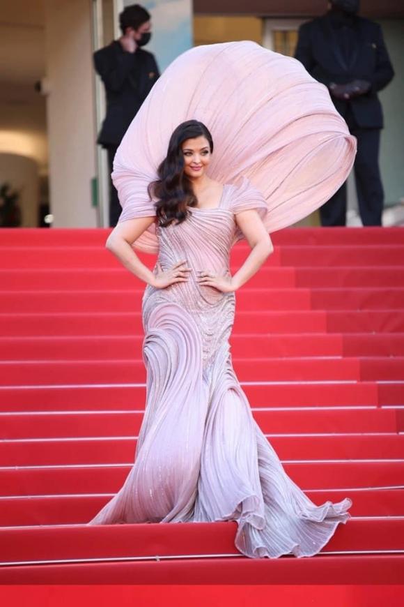 Thảm đỏ LHP Cannes 2021 ngày thứ 3: Anne Hathaway diễm lệ, ''Hoa hậu đẹp nhất mọi thời đại'' Aishwarya Rai phát tướng - ảnh 4