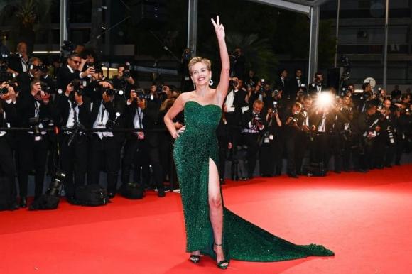 Thảm đỏ LHP Cannes 2022 ngày 7: Kristen Stewart khoe eo thon, Naomi Campbell và loạt chân dài chuộng mốt xuyên thấu - ảnh 5