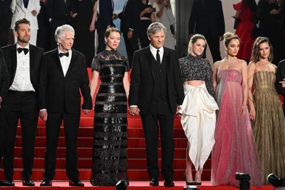 Thảm đỏ LHP Cannes 2022 ngày 7: Kristen Stewart khoe eo thon, Naomi Campbell và loạt chân dài chuộng mốt xuyên thấu - ảnh 1