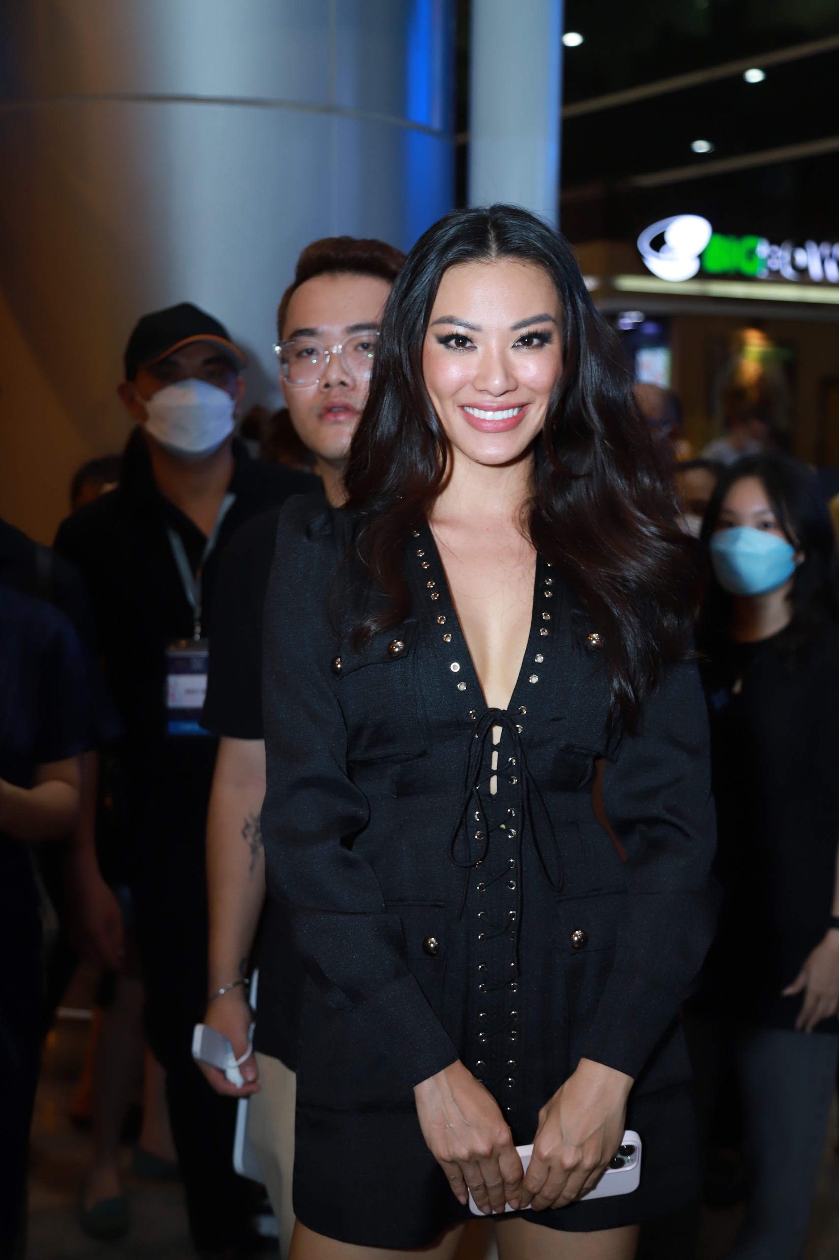 Đương kim Hoa hậu Hoàn vũ Harnaaz Kaur Sandhu đã đến Việt Nam, Á hậu Kim Duyên và fan tiếp đón nồng nhiệt - ảnh 7