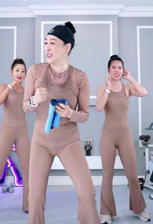 Diện đồ tàng hình livestream thể dục, “bom gợi cảm gốc Việt” bị yêu cầu thay quần áo - ảnh 2