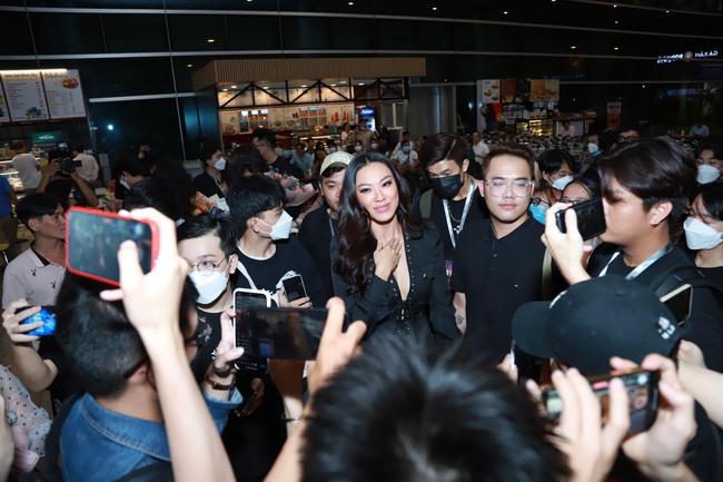 Đương kim Hoa hậu Hoàn vũ Harnaaz Kaur Sandhu đã đến Việt Nam, Á hậu Kim Duyên và fan tiếp đón nồng nhiệt - ảnh 9