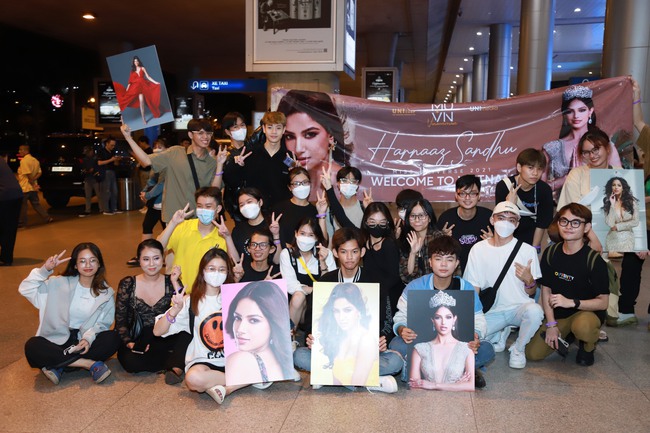 Đương kim Hoa hậu Hoàn vũ Harnaaz Kaur Sandhu đã đến Việt Nam, Á hậu Kim Duyên và fan tiếp đón nồng nhiệt - ảnh 10