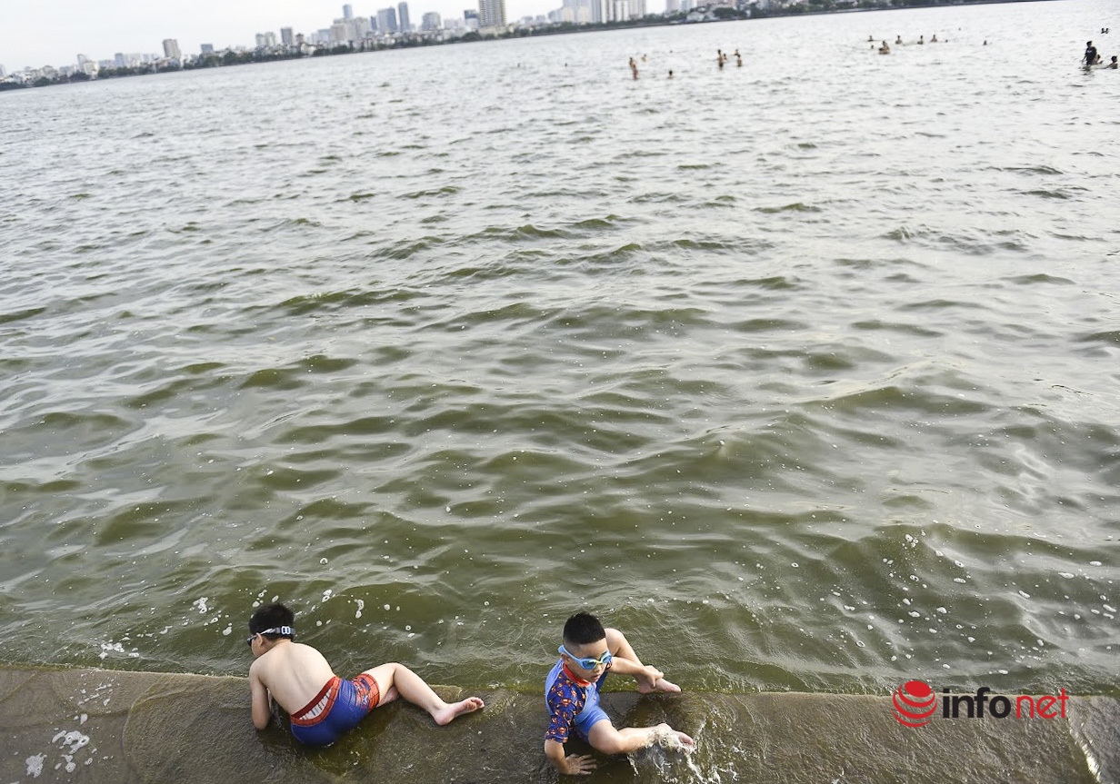 Hàng trăm người ùn ùn kéo nhau ra hồ Tây giải nhiệt trong ngày nắng nóng đỉnh điểm - ảnh 7
