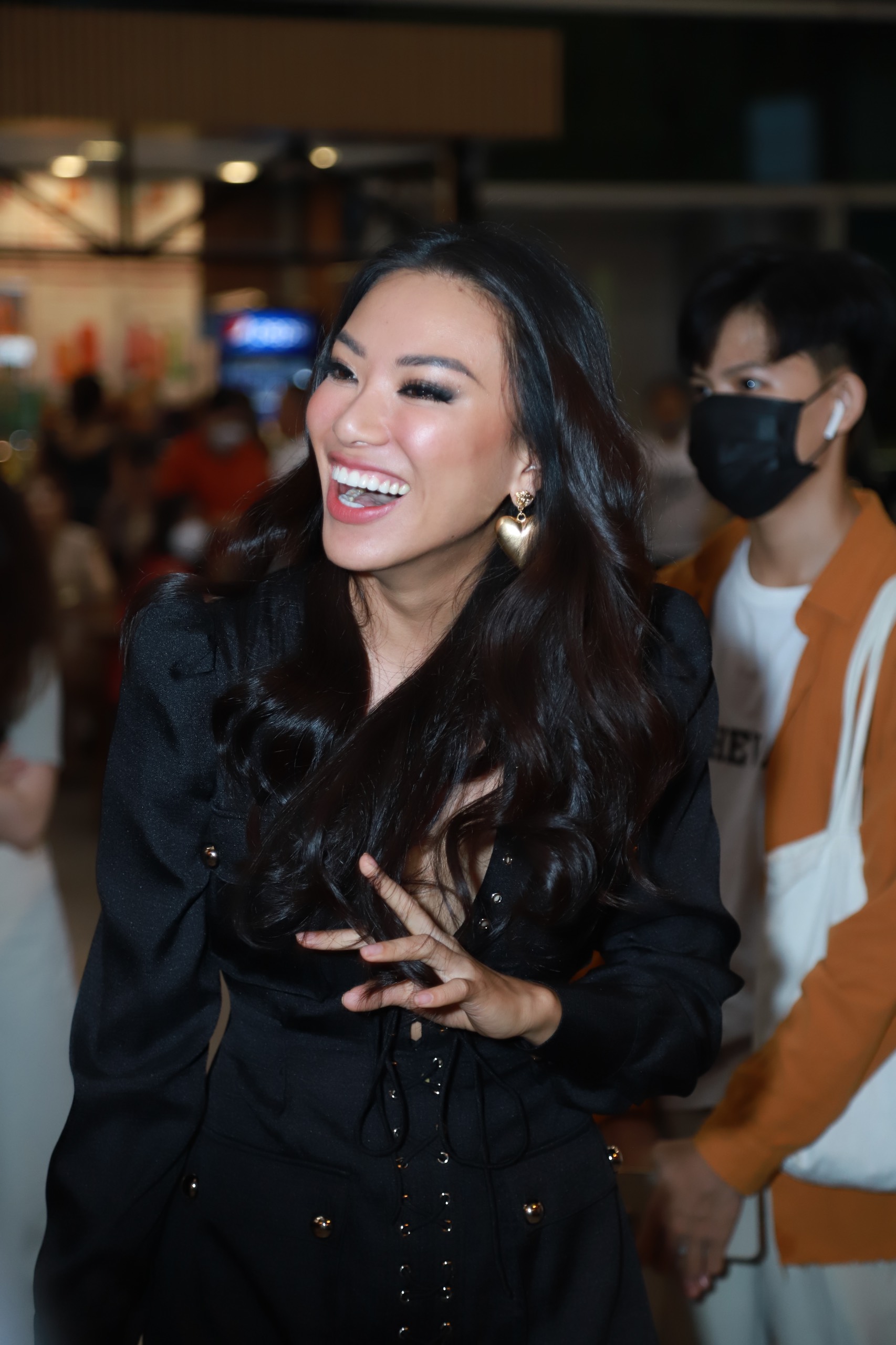 Đương kim Hoa hậu Hoàn vũ Harnaaz Kaur Sandhu đã đến Việt Nam, Á hậu Kim Duyên và fan tiếp đón nồng nhiệt - ảnh 8