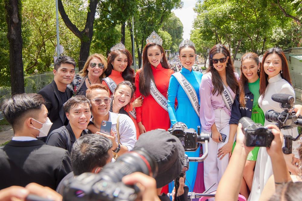 Miss Universe 2021 chấm mồ hôi cho Ngọc Châu, 'quậy' trên xe diễu hành - ảnh 2